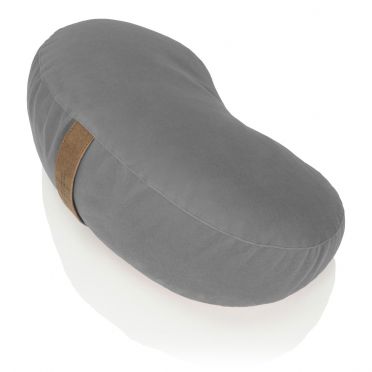 Szara poduszka do medytacji w kształcie fasolki, wykonana z weluru, z brązowym uchwytem, sfotografowana na białym tle.